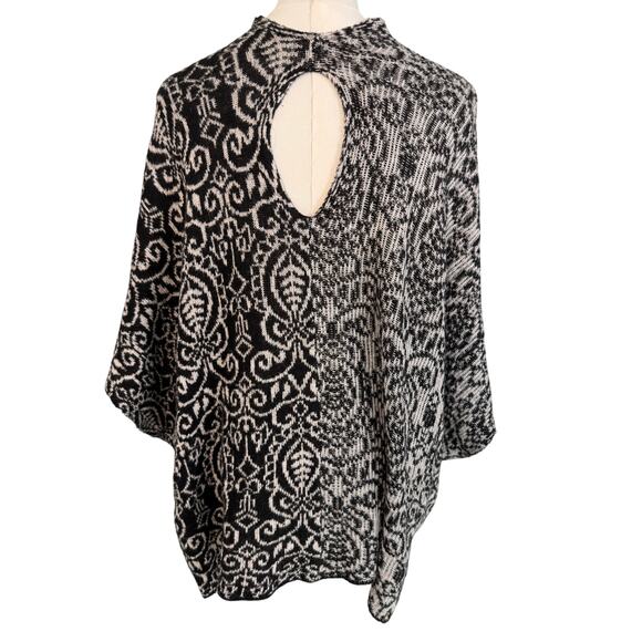 Democracy Black & White Abstract Knit Poncho Sweater Size L Boho - Picture 2 of 3